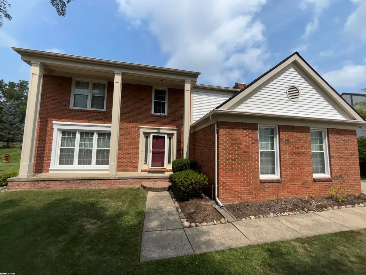 2356 Pleasant View DR, Rochester Hills, MI 48306 - #1