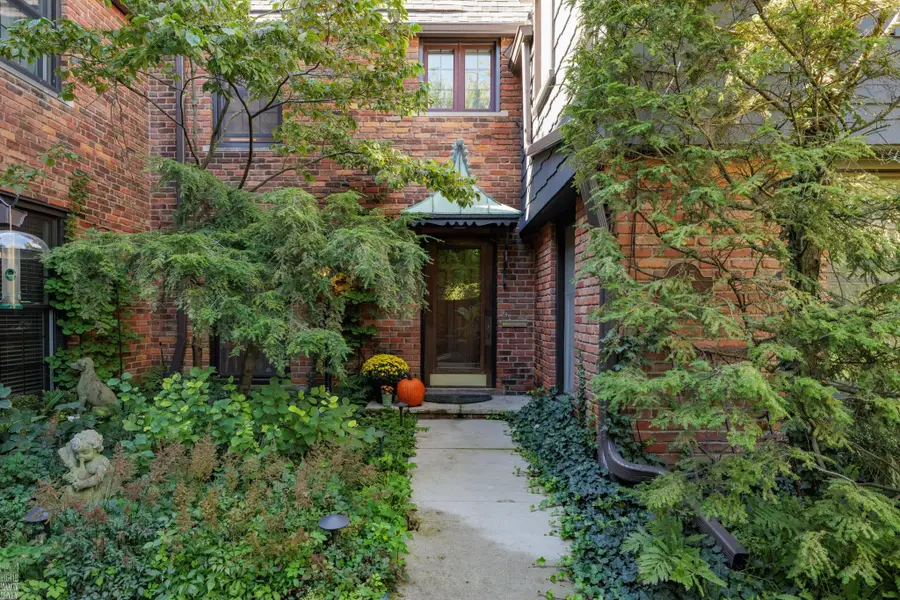 325 Rivard BLVD, Grosse Pointe, MI 48230 - #2