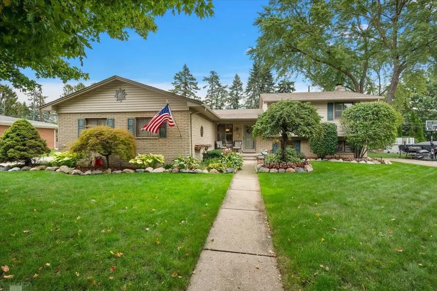 35772 Hilton DR, Clinton Township, MI 48035 - #2