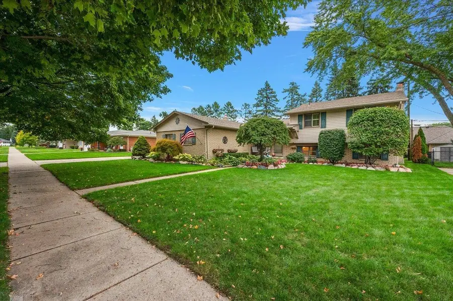 35772 Hilton DR, Clinton Township, MI 48035 - #3