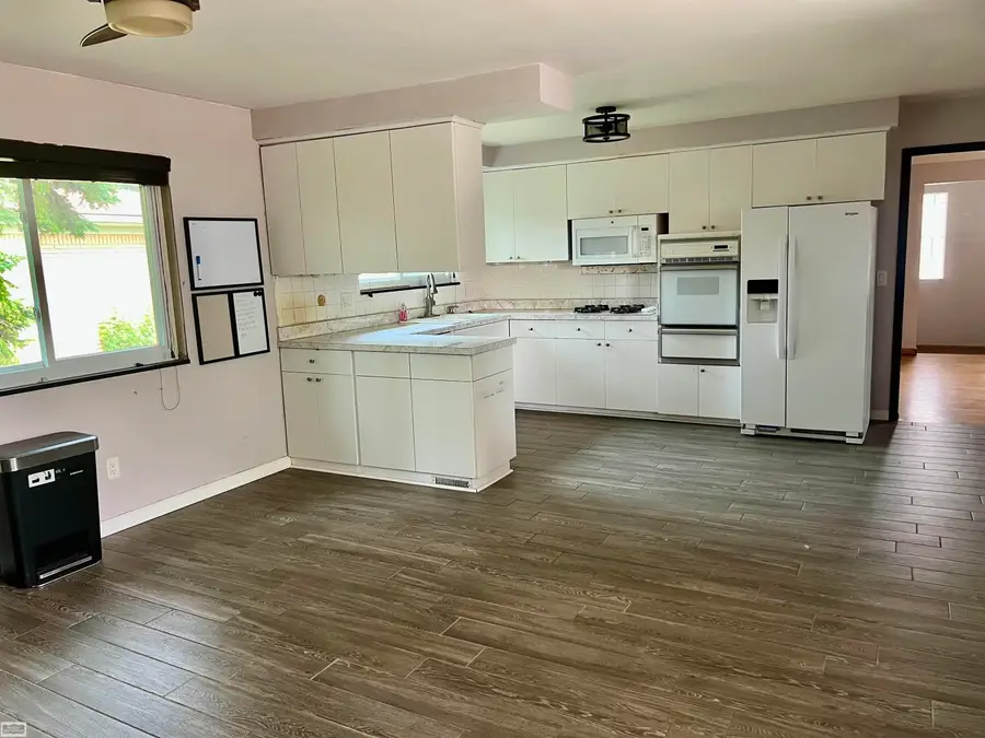11266 Racine RD, Warren, MI 48093 - #3