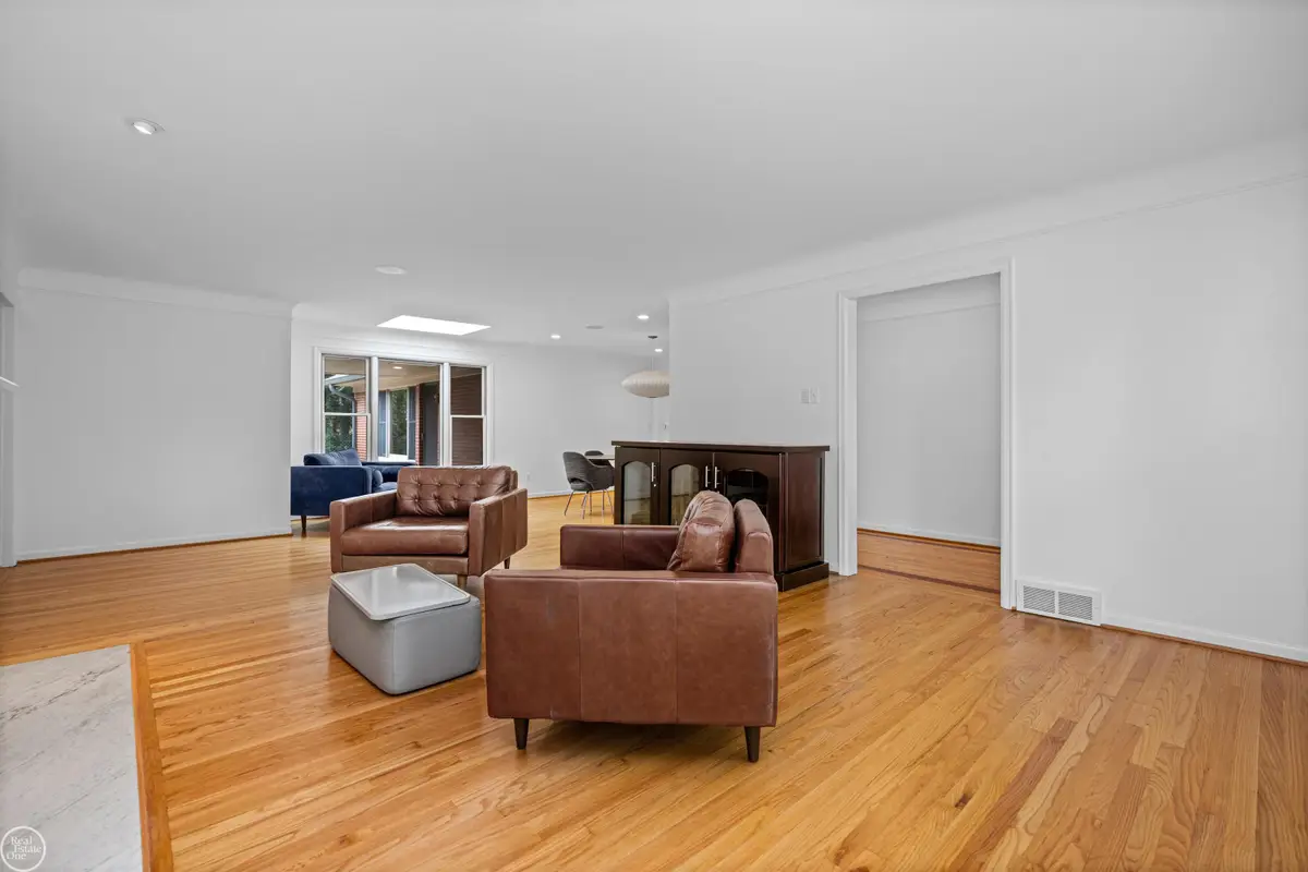 727 N Renaud RD, Grosse Pointe Woods, MI 48236 - #1