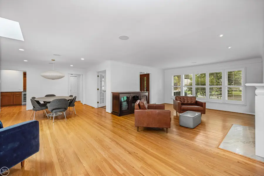727 N Renaud RD, Grosse Pointe Woods, MI 48236 - #2