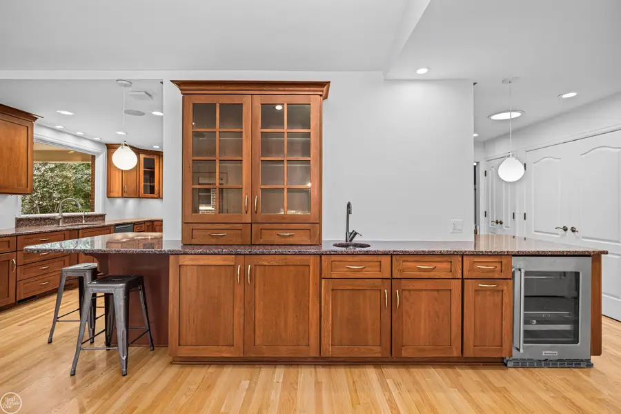 727 N Renaud RD, Grosse Pointe Woods, MI 48236 - #3