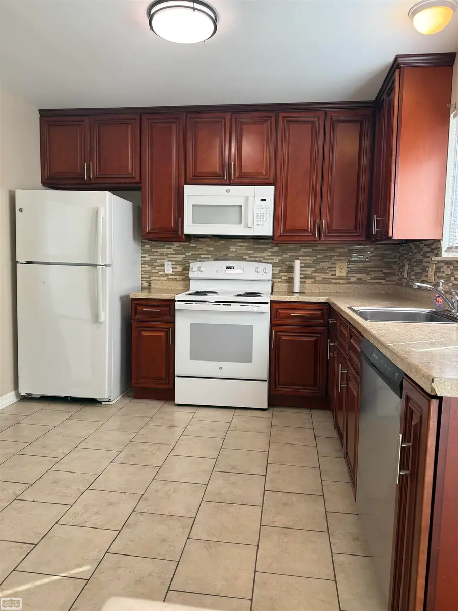 23270 Stewart RD, Warren, MI 48089 - #2