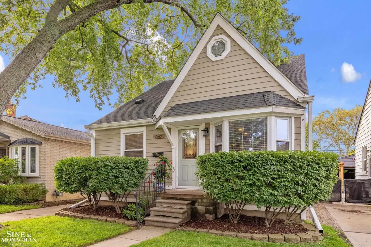 2189 Hollywood AVE, Grosse Pointe Woods, MI 48236 - #1
