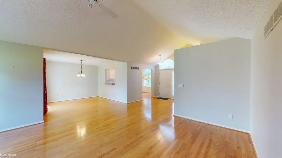 42913 N Hampton DR, Sterling Heights, MI 48314 - #1
