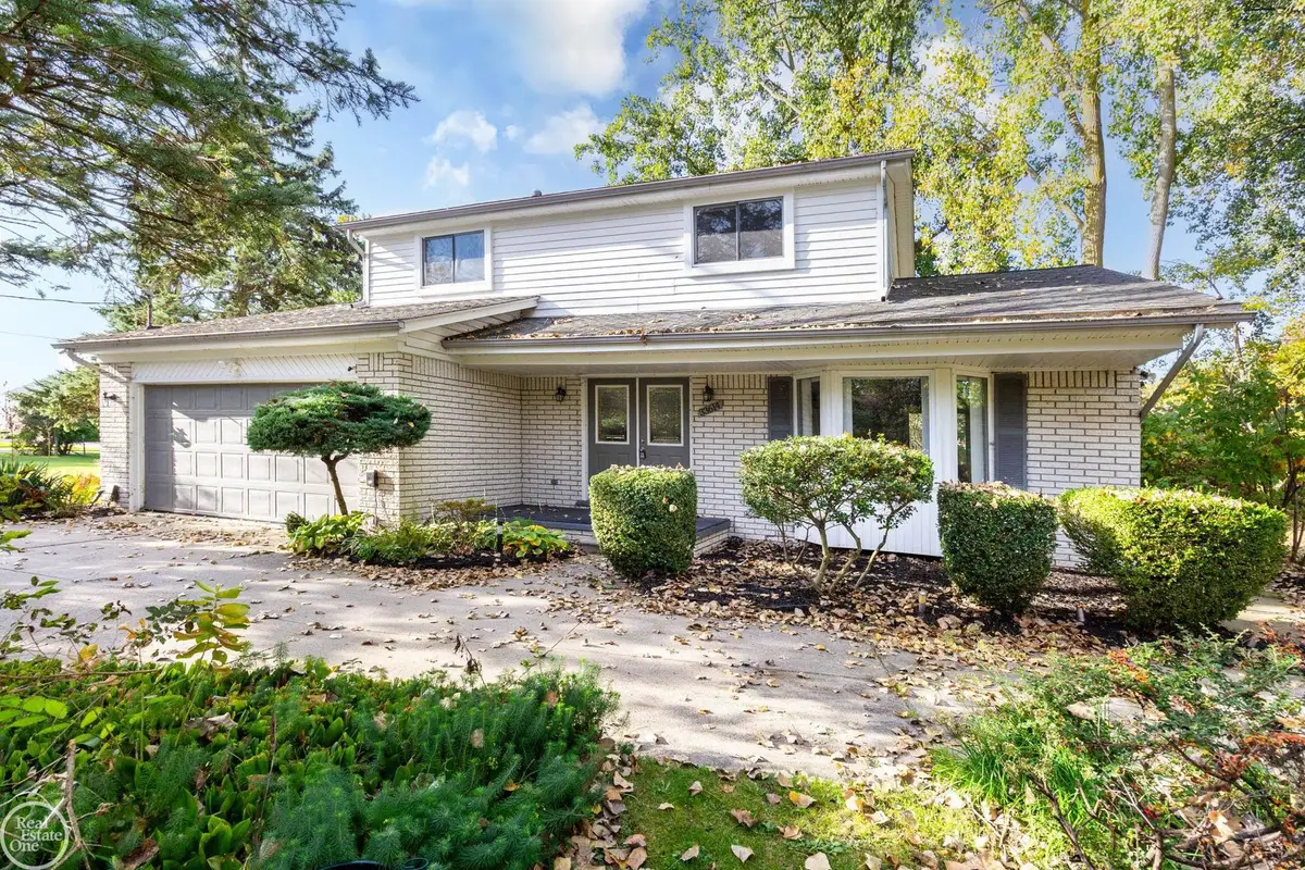 33614 Lakeview DR, Chesterfield, MI 48047 - #1