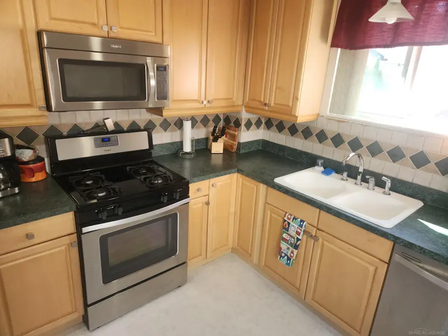 42619 Walker ST, Clinton, MI 48038 - #3