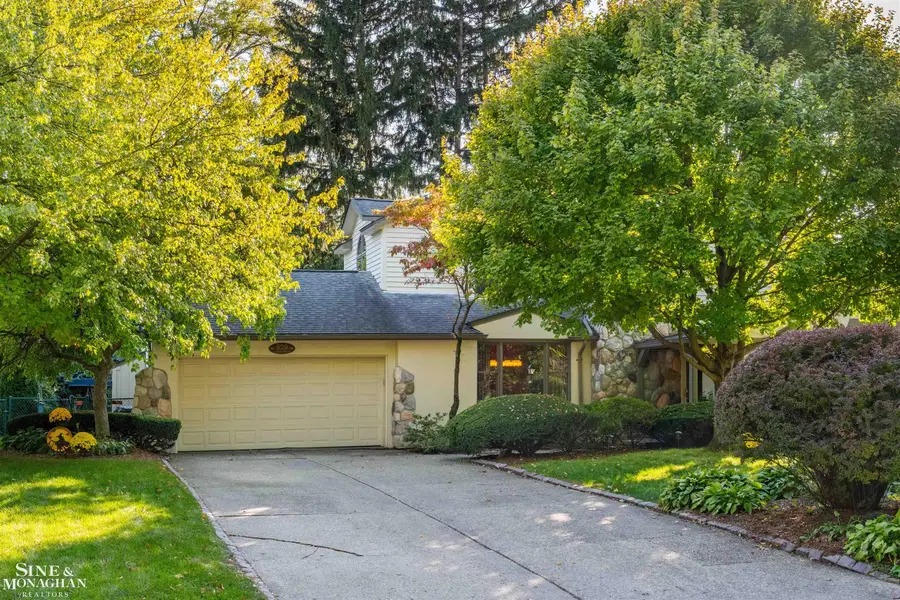 529 Lake Shore LN, Grosse Pointe Woods, MI 48236 - #2