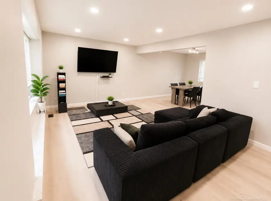 916 Somerset LN, Flint, MI 48503 - #2