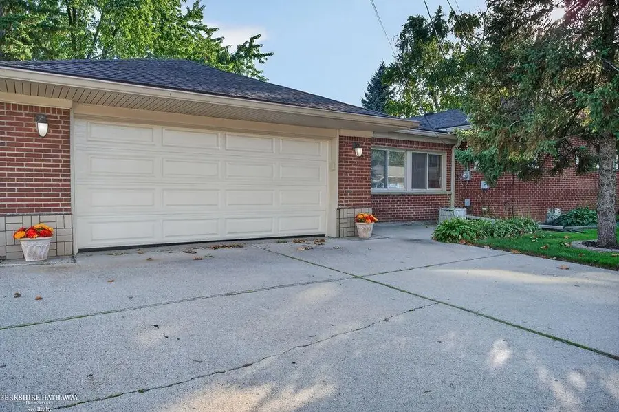 5696 Hartlein DR, Warren, MI 48092 - #3