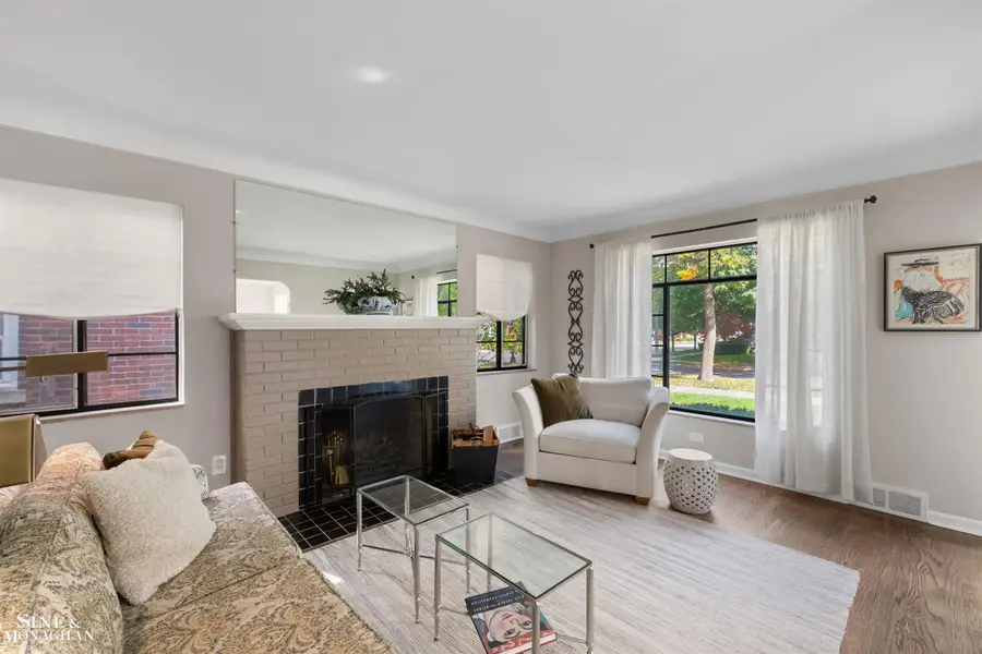 877 Fisher RD, Grosse Pointe, MI 48230 - #3