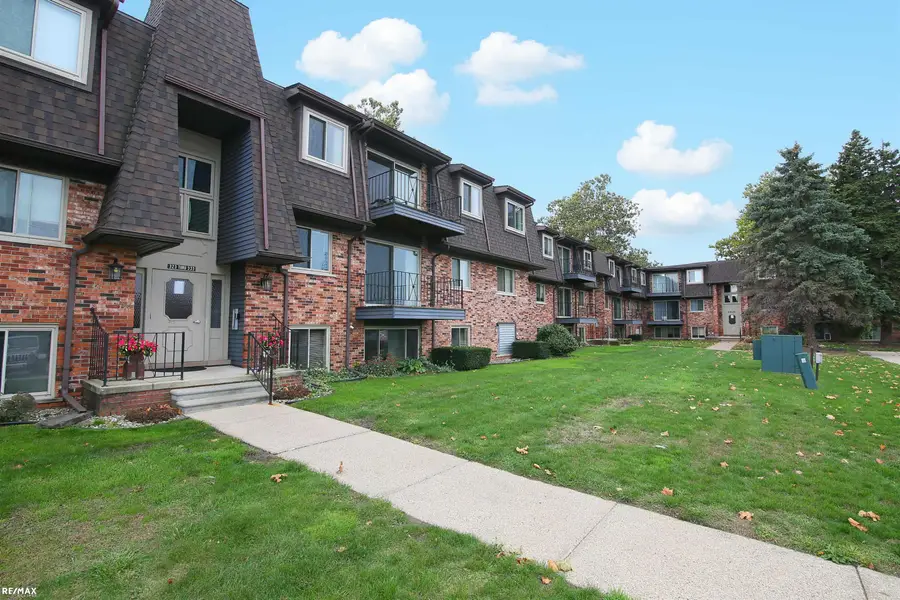 329 Riviera Dr DR, Saint Clair Shores, MI 48080 - #3