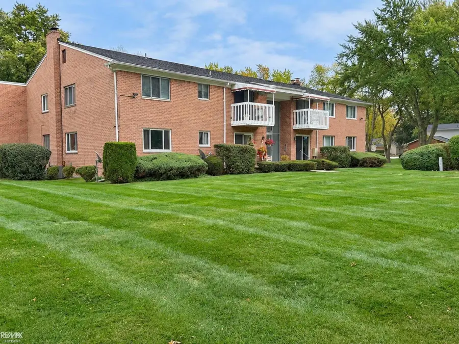 42732 Sheldon PL, Clinton, MI 48038 - #2