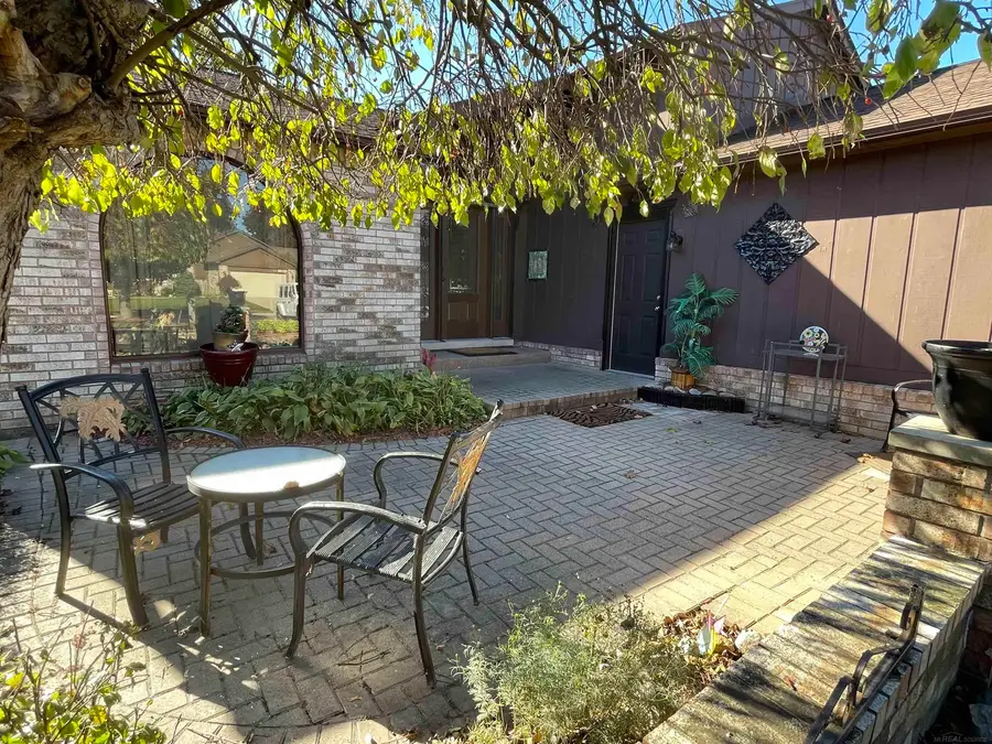 13742 Brookside DR, Sterling Heights, MI 48313 - #2