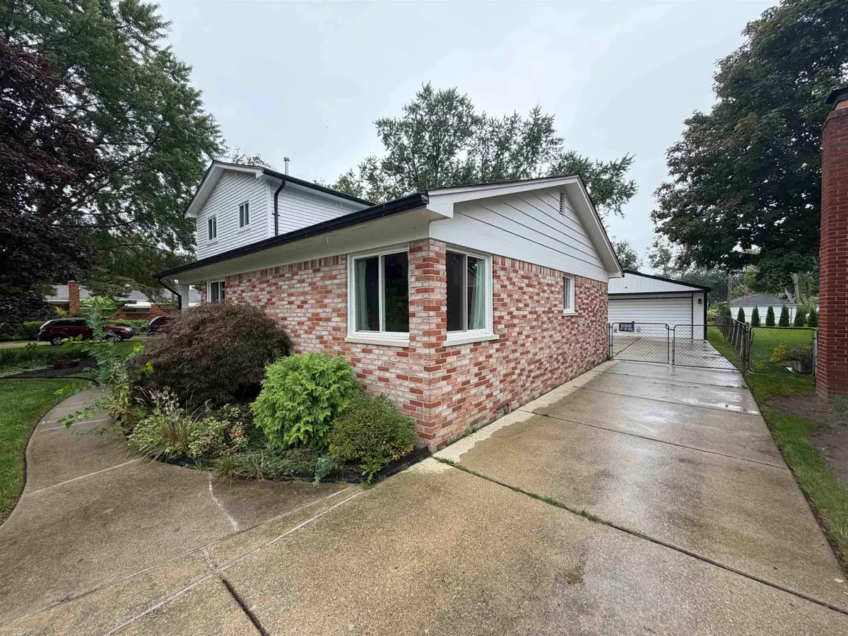 24050 Lakewood ST, Saint Clair Shores, MI 48082 - #1