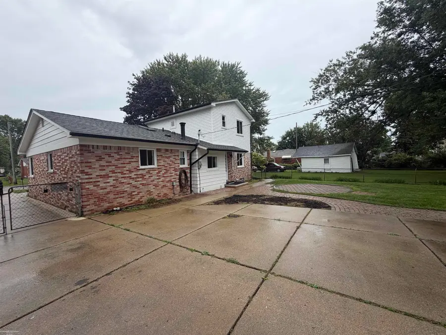 24050 Lakewood ST, Saint Clair Shores, MI 48082 - #2