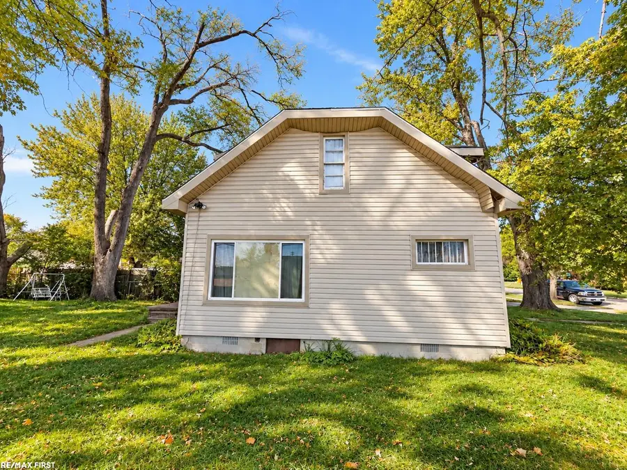 7594 Stephens RD, Center Line, MI 48015 - #3