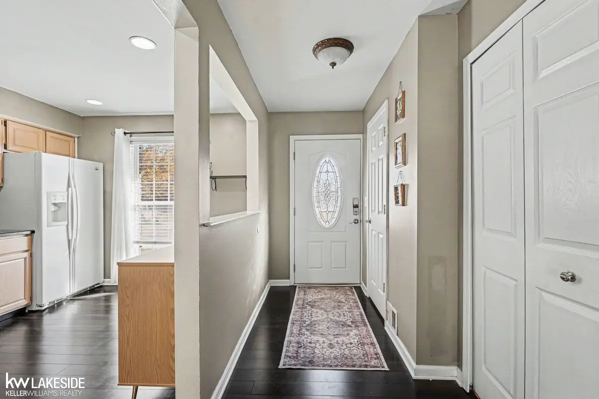 104 Stratford LN, Rochester Hills, MI 48309 - #1