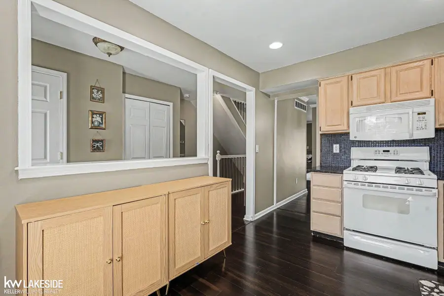 104 Stratford LN, Rochester Hills, MI 48309 - #2