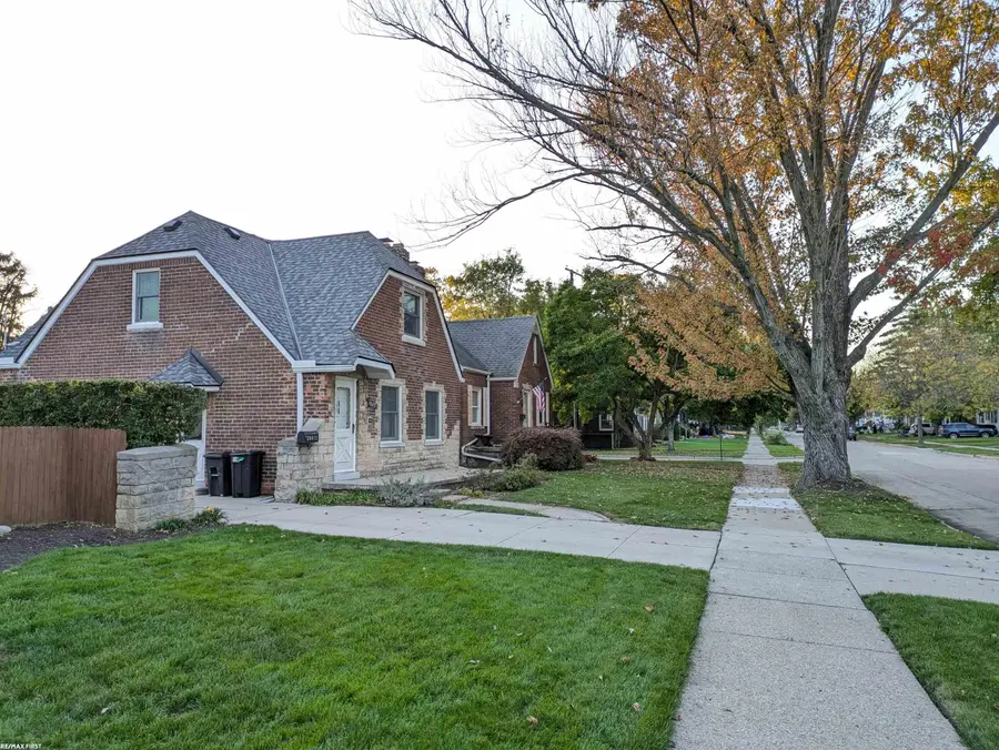 20412 Elkhart ST, Harper Woods, MI 48225 - #2