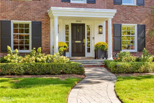 1042 Bishop, GrossePointePark, MI 48230