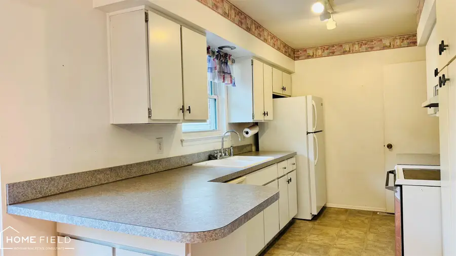 805 Huntington DR, Owosso, MI 48867 - #2