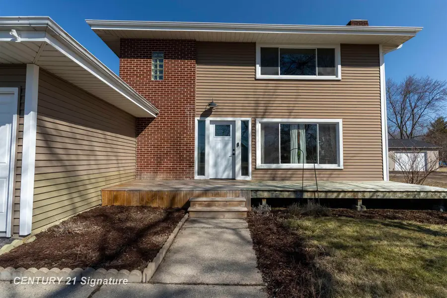 2251 E Stewart RD, Midland, MI 48640 - #2