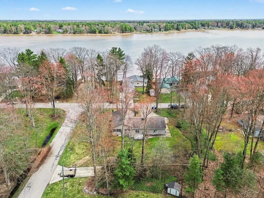 3323 Lakeside DR, Sanford, MI 48657 - #2