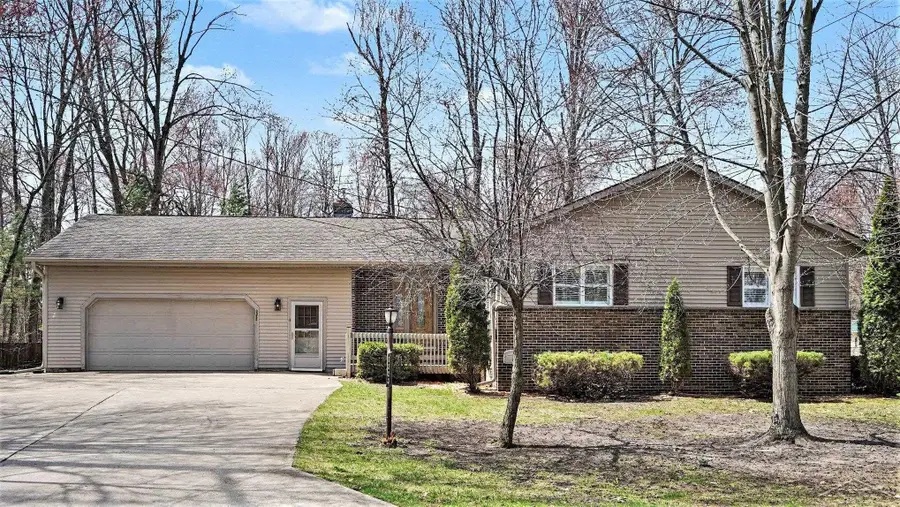 3323 Lakeside DR, Sanford, MI 48657 - #3