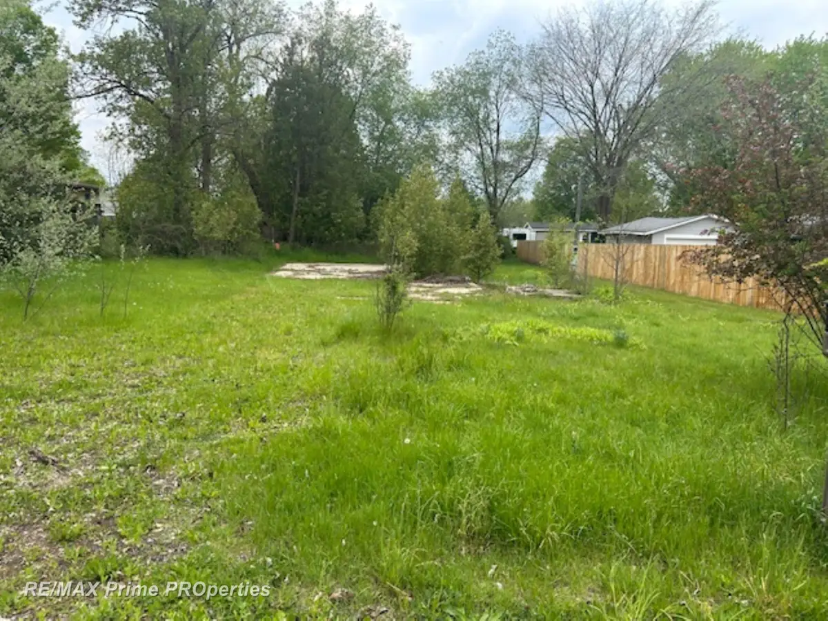 418 Locust ST, Howard City, MI 49329 - #1