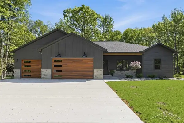 875 S Crooked Tree LN, Midland, MI 48640