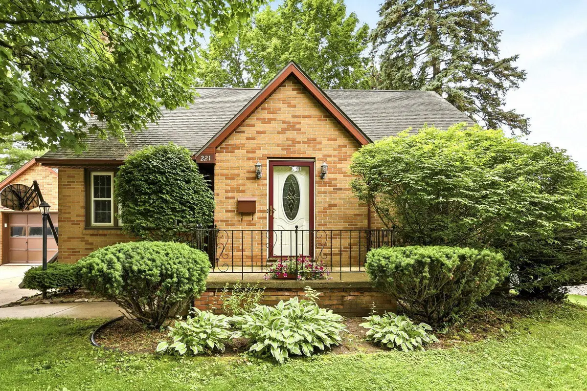221 Saginaw ST, Vassar, MI 48768 - #1
