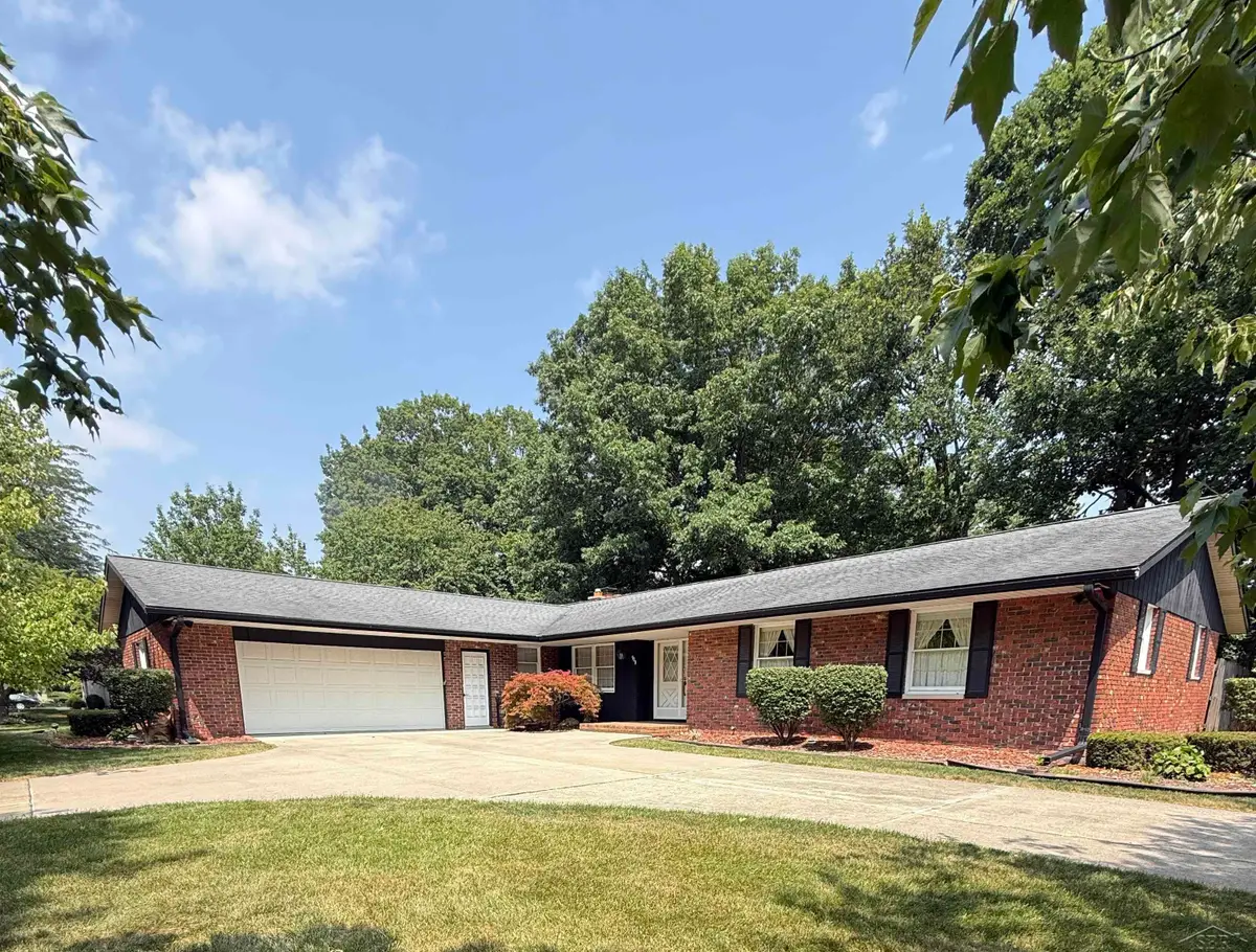 900 Canterbury DR, Saginaw, MI 48638 - #1