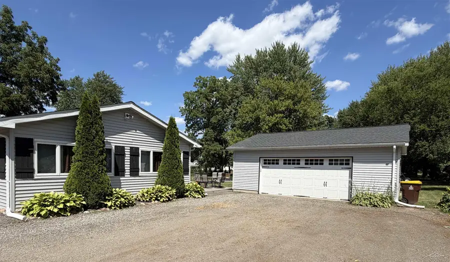 325 S Main ST, Chesaning, MI 48616 - #2