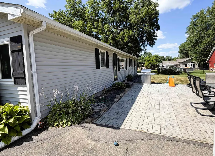 325 S Main ST, Chesaning, MI 48616 - #3