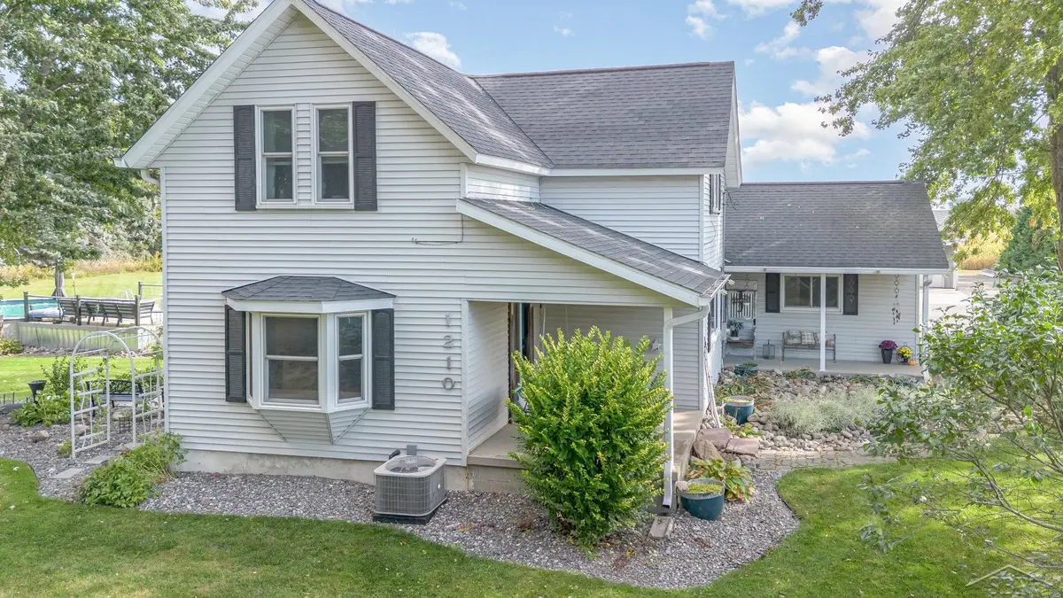 1210 N Steel RD, Merrill, MI 48637 - #1