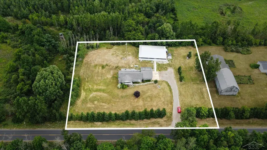 628 W Fenwick RD, Fenwick, MI 48834 - #3