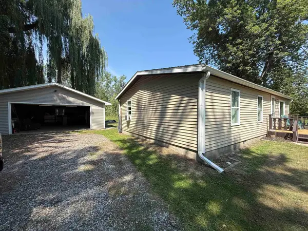 4767 N Saginaw Bay Shore DR, Pinconning, MI 48650