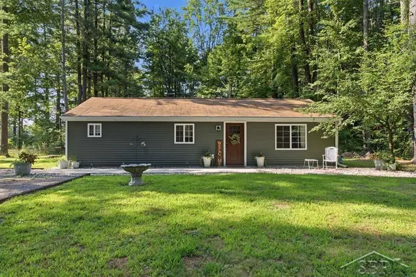 573 W Lemke LN, Sanford, MI 48657