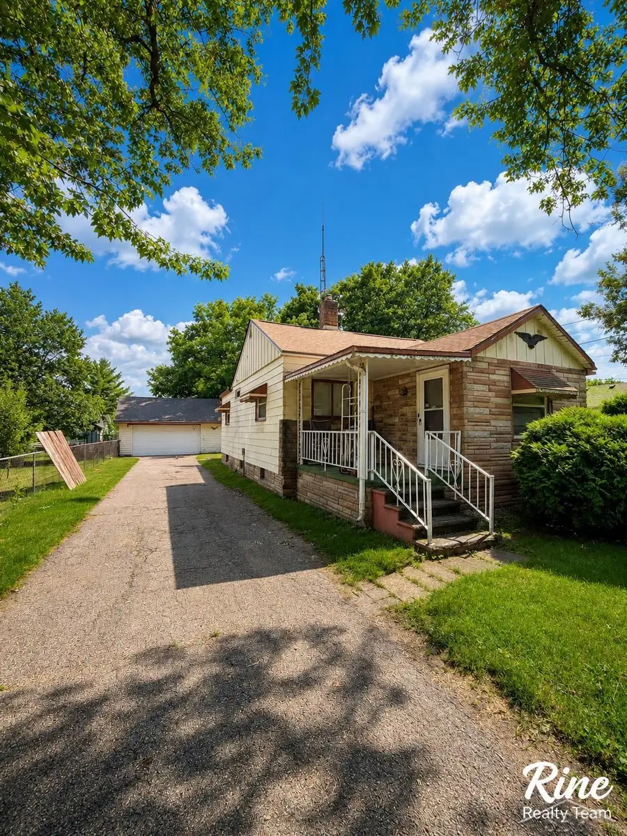 3204 E Hemphill RD, Burton, MI 48529 - #2
