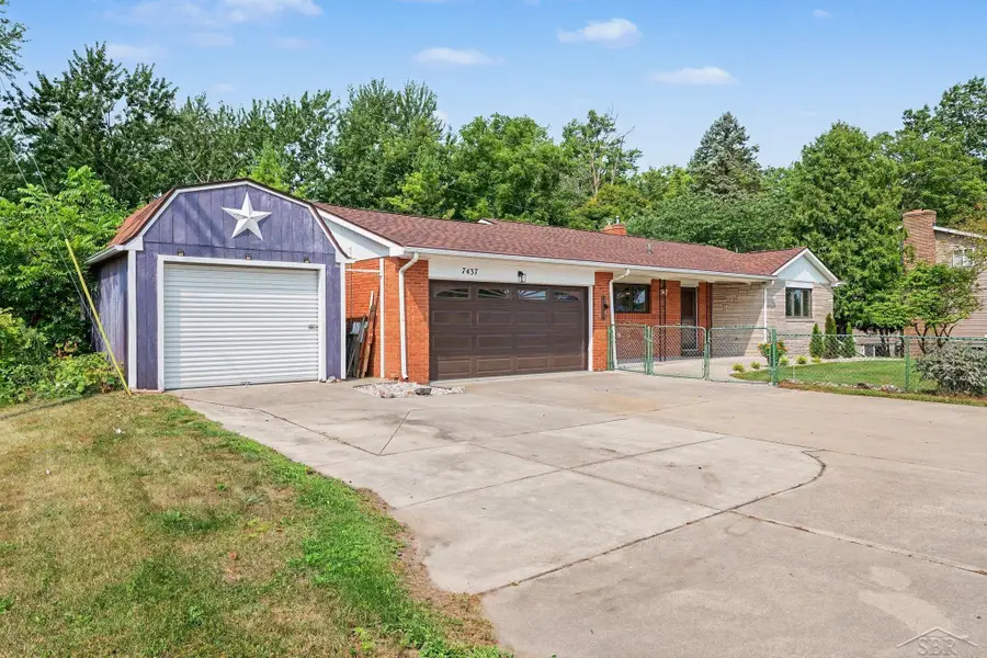 7437 Midland RD, Freeland, MI 48623 - #2
