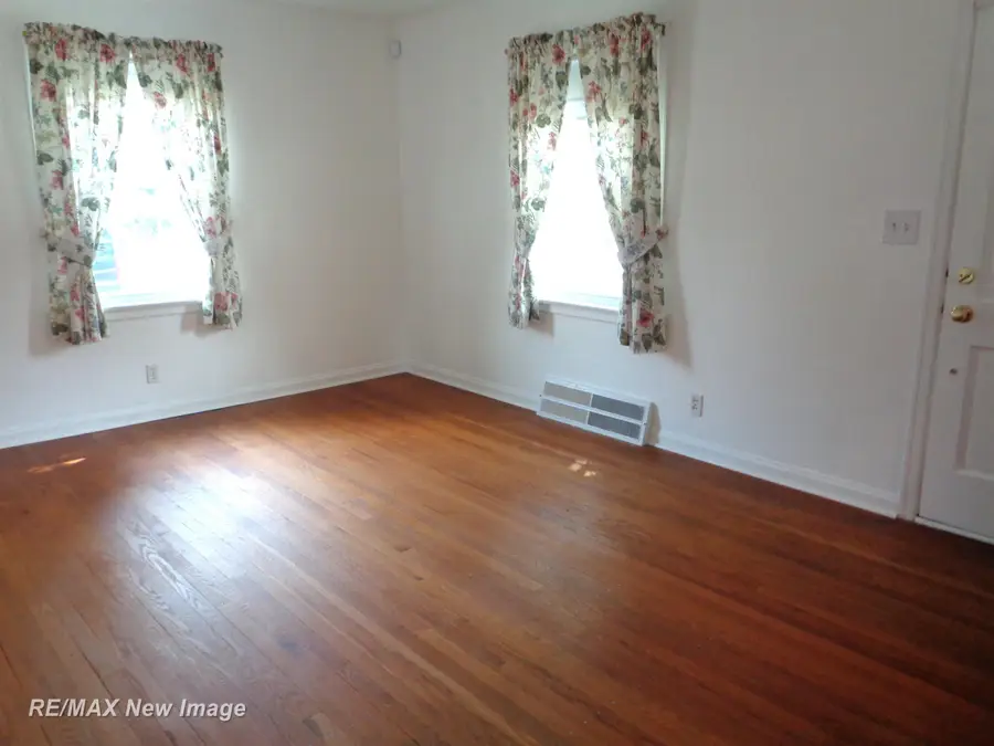 4 Southlawn CT, Saginaw, MI 48602 - #2