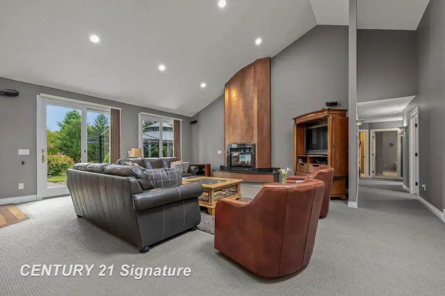 5790 Dunrovin DR, Saginaw, MI 48638 - #3