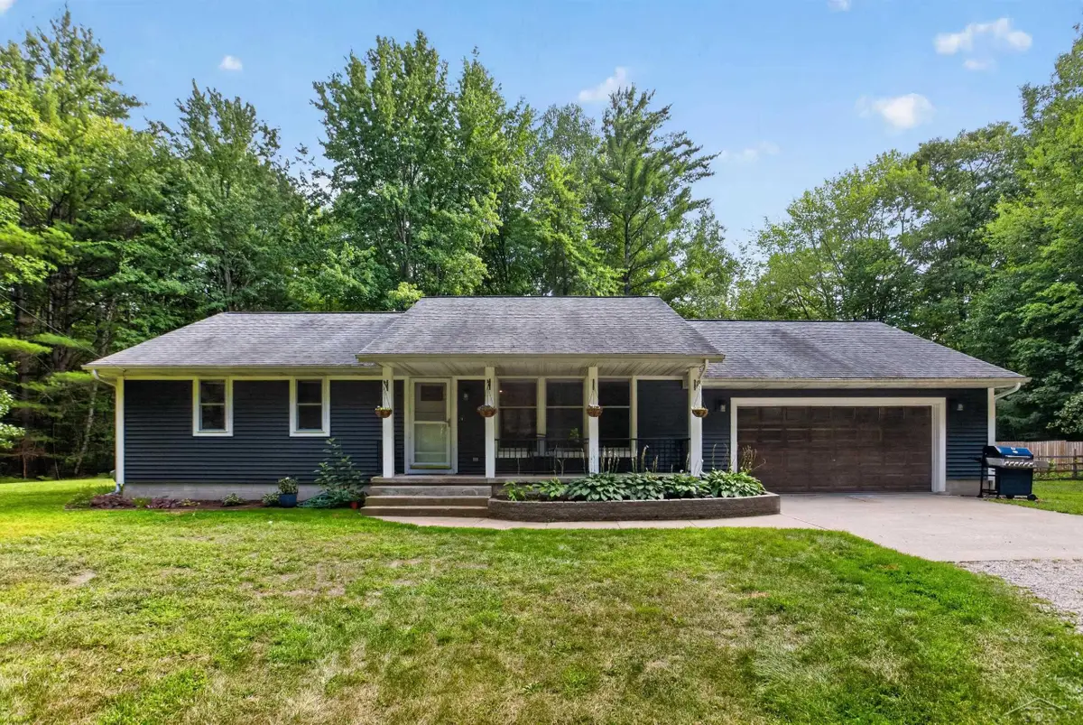 933 W Walter RD, Sanford, MI 48657 - #1