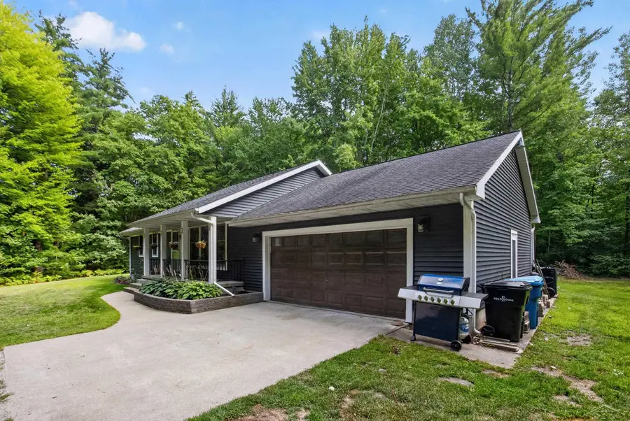 933 W Walter RD, Sanford, MI 48657 - #3