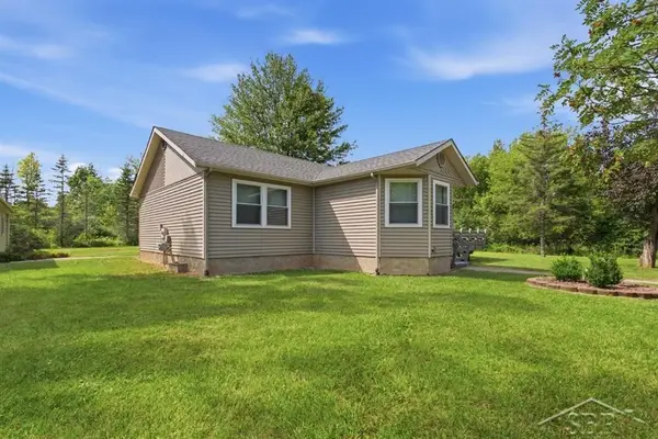 55 Huntley LN, Midland, MI 48640