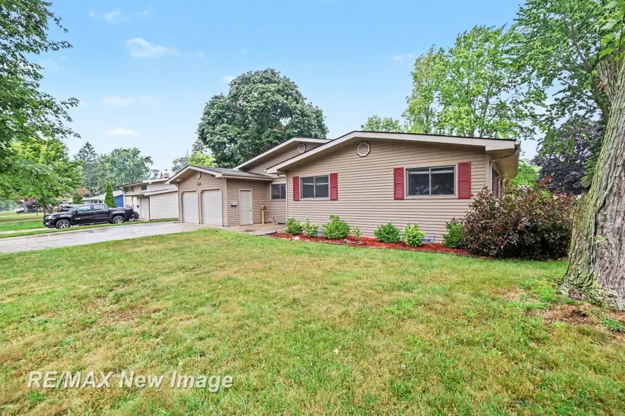 2221 Lambros DR, Midland, MI 48642 - #2