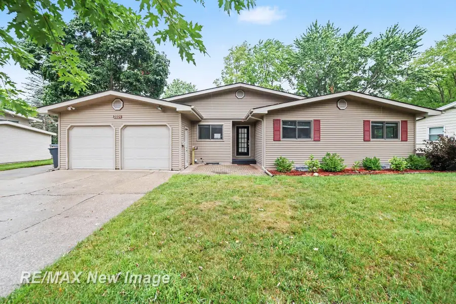 2221 Lambros DR, Midland, MI 48642 - #3
